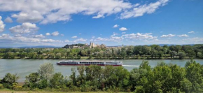 Charmante PETITE MAISON avec vue panoramique, en centre historique, proche d'Avignon, ancienne, rénovée, climatisée, terrasse, parking public gratuit